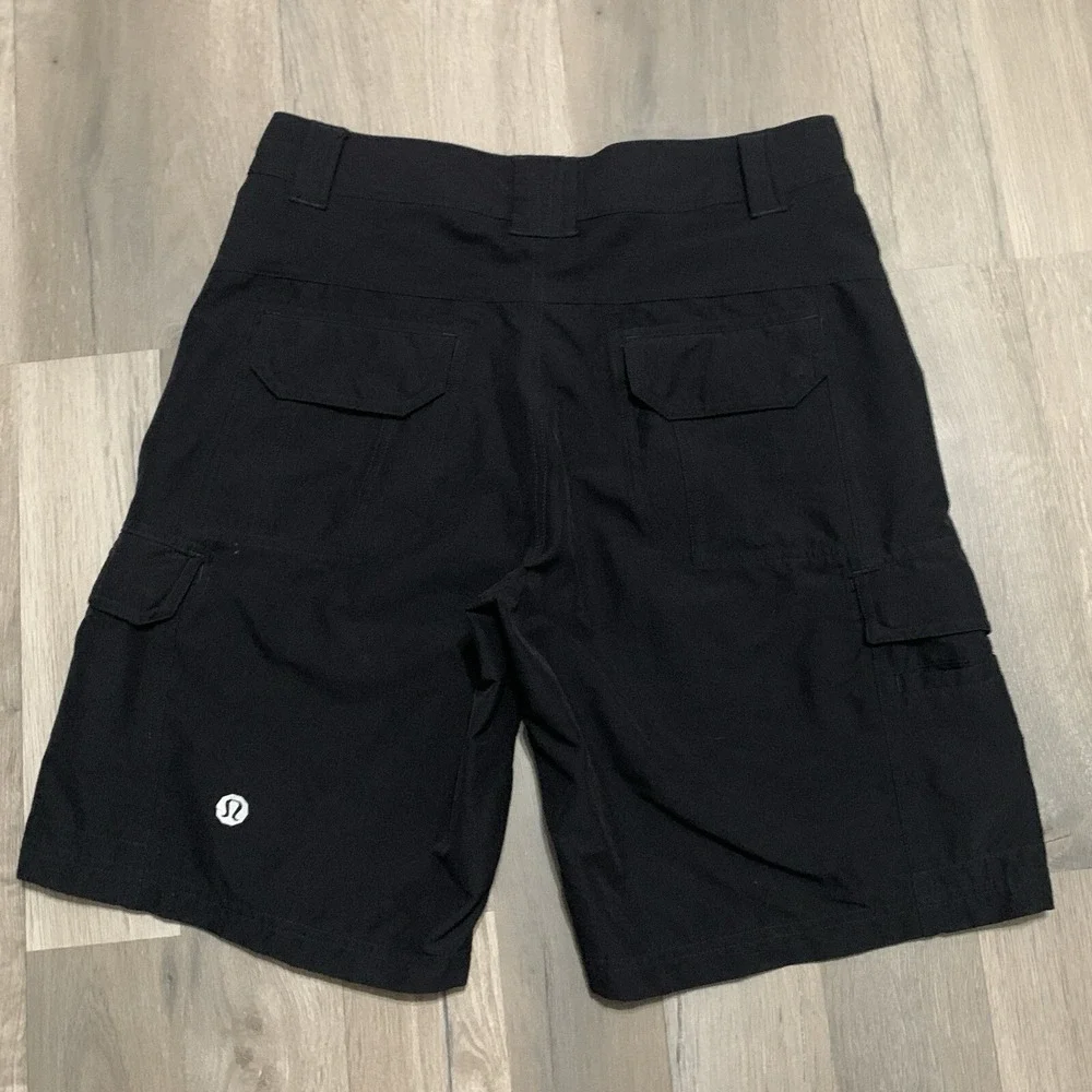VTG Lululemon Men's Black Athletic Performance Button Snap Shorts - Size 32